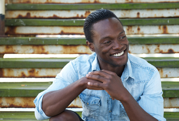 Porträt eines glücklichen schwarzen Mannes, der im Freien lacht - Foto, Bild
