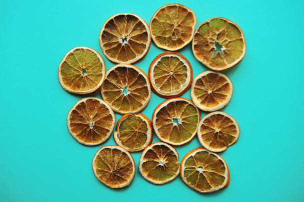 Αποξηραμένα πορτοκάλια σε πολύχρωμο φόντο. - Φωτογραφία, εικόνα
