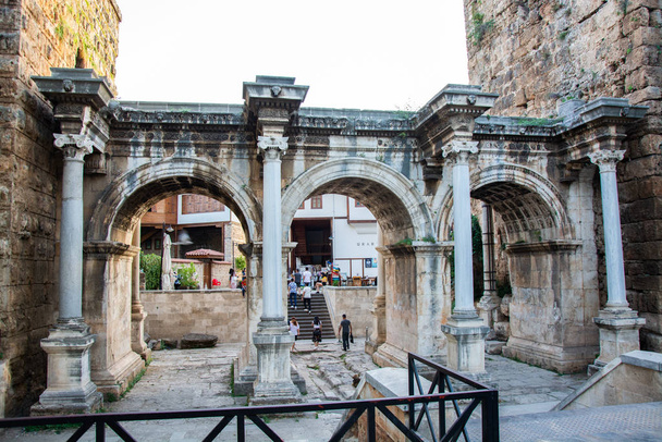 Porta de Adriano, Antalya, Turquia
 - Foto, Imagem