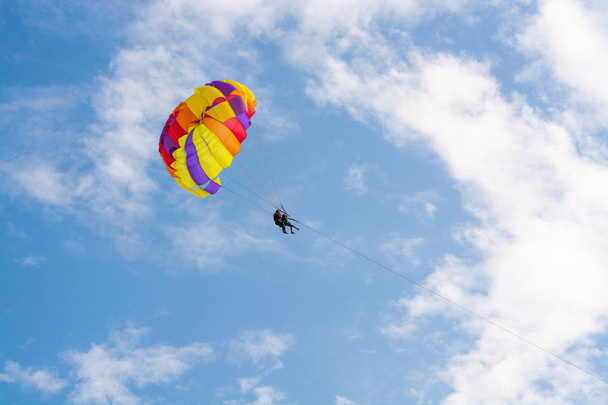 Parachutist tegen de achtergrond van Downtown, Antalya Stock Photo - Foto, afbeelding