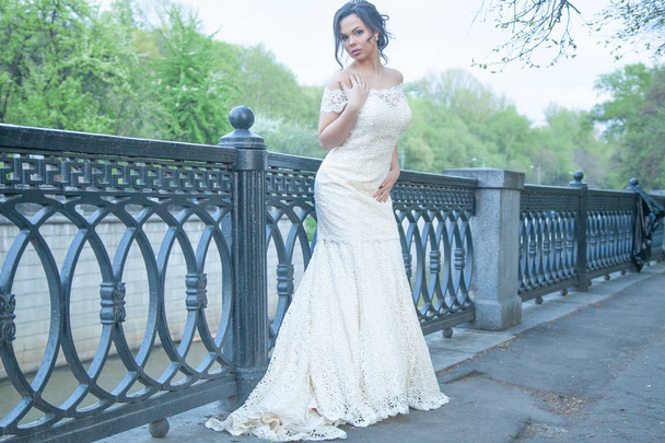 Невеста в кружевах длинное платье русалка стиль прогулки в одиночку в городе
 - Фото, изображение