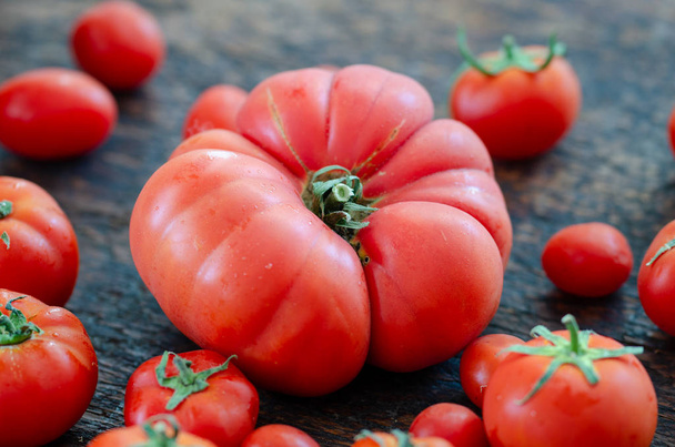 熟したおいしい赤いトマト. - 写真・画像