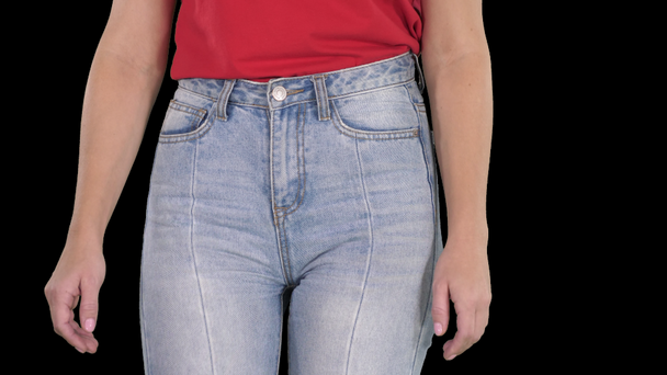 Случайная женщина в джинсах и красной футболке, Альфа-канал - Кадры, видео