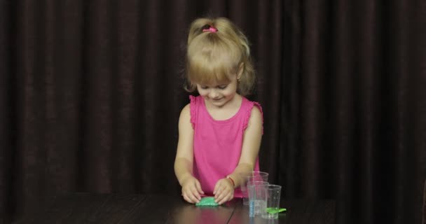 Niño divirtiéndose haciendo limo verde. Niño jugando con juguete hecho a mano limo
 - Imágenes, Vídeo