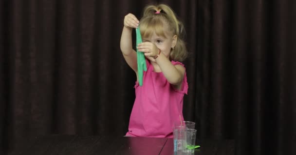 Kinder haben Spaß dabei, grünen Schleim zu machen. Kind spielt mit handgemachtem Spielzeugschleim - Filmmaterial, Video