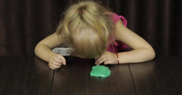Criança se divertindo fazendo lodo verde. Criança brincando com lodo de brinquedo feito à mão
 - Filmagem, Vídeo