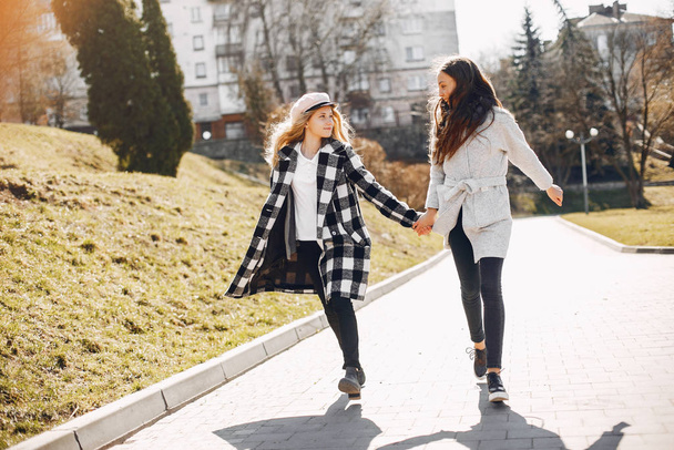 Two pretty girls in a spring park - Foto, afbeelding