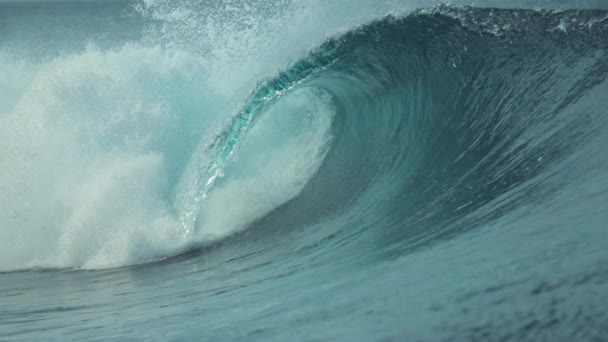 SLOW MOTION, CLOSE UP: Eine atemberaubende gläserne Röhrenwelle plätschert wild vor sich hin, während sie sich dem sonnigen Strand in Teahupoo, Tahiti, nähert. Schöne Welle schimmert in der strahlenden Sommersonne nahe abgelegener tropischer Insel - Filmmaterial, Video