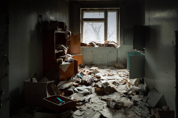 Abandoned messy room in old building - Zdjęcie, obraz