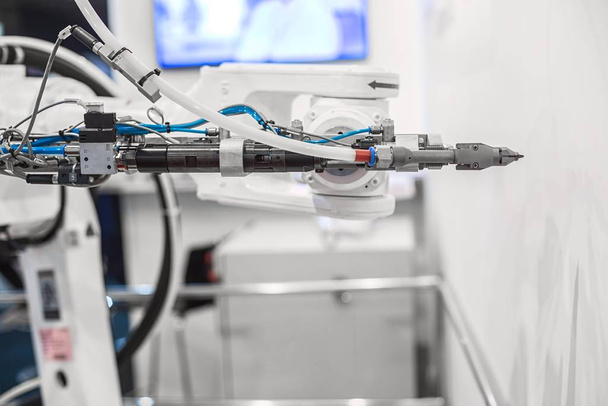 Automatické robotické rameno pracuje v průmyslovém prostředí - Fotografie, Obrázek