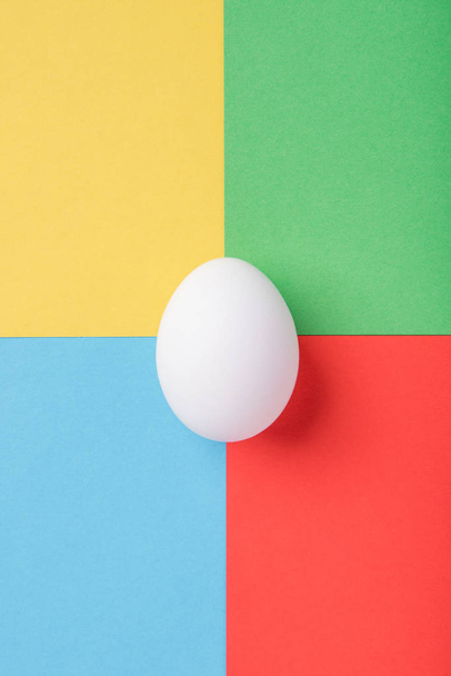 Szép foltos friss csirke tojás, zöld, kék, sárga és - Fotó, kép