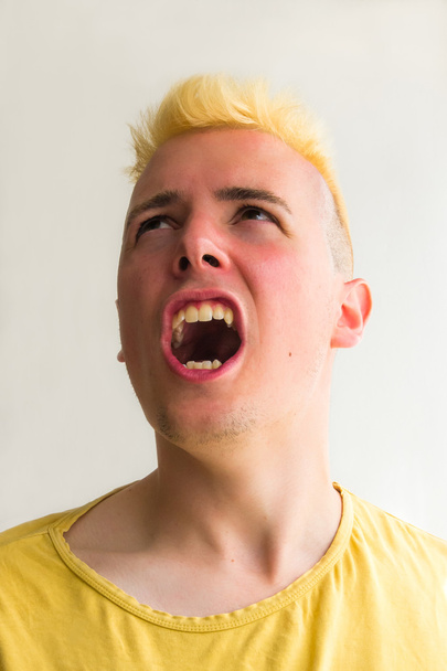 Ritratto di giovane uomo urlando trionfo
 - Foto, immagini