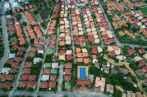 Top uitzicht van House Village van drone Capture in het Air House is - Foto, afbeelding