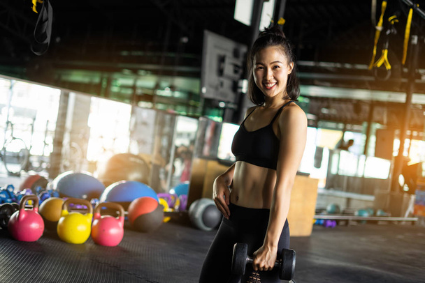 Sportieve mooie vrouw trainen met halter gewicht training  - Foto, afbeelding
