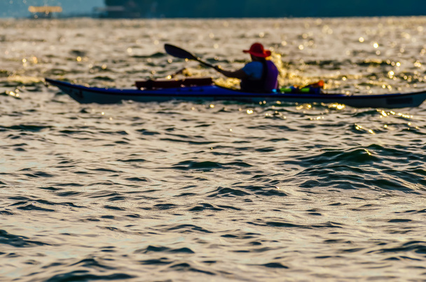 Sillouette de hombre kayak en el lago
 - Foto, Imagen