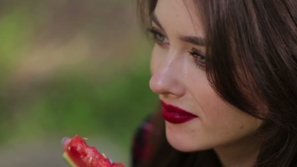 Красивая женщина соблазнительно ест арбуз
 - Кадры, видео