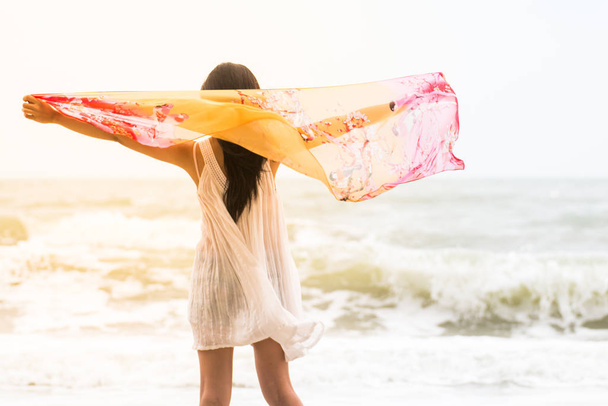 Красива азіатська дівчина з шарфом на пляжі, жінка
 - Фото, зображення
