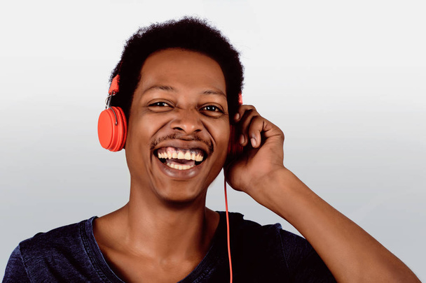 Afro American man listening music. - Foto, Bild
