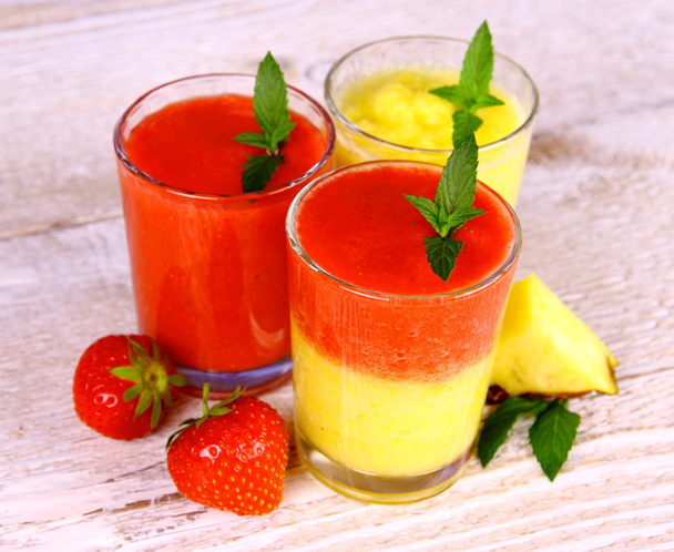 φράουλα και ανανά smoothie σε ποτήρι αναμιγνύεται - Φωτογραφία, εικόνα