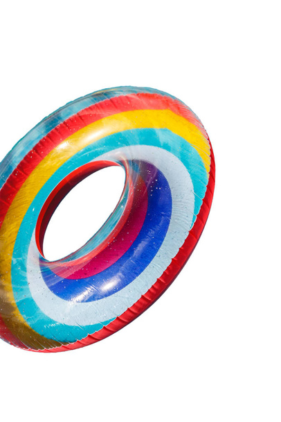una boya de vida multicolor de goma inflable aislada sobre un fondo blanco
 - Foto, imagen