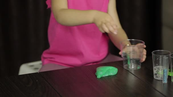 Mãos de criança se divertindo com lodo verde. Criança brincando com lodo de brinquedo feito à mão
 - Filmagem, Vídeo
