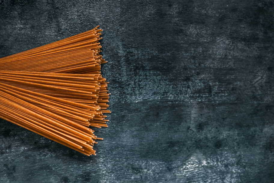 syrové celozrnné špagety v housku na tmavém pozadí. Pohled shora - Fotografie, Obrázek