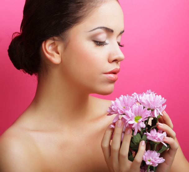 Retrato de mujer joven con crisantemo rosa - Foto, imagen