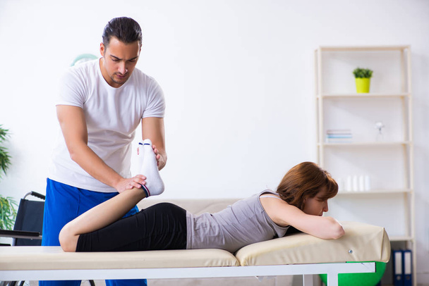 Young woman visiting male doctor physiotherapist - Фото, изображение