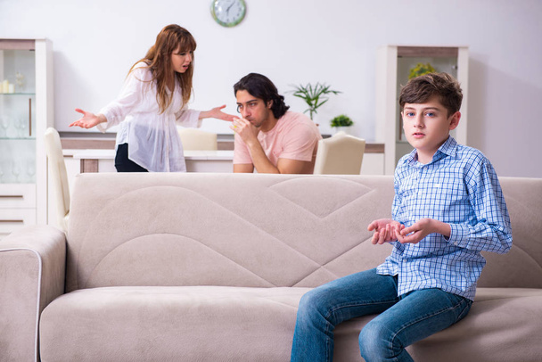 Семейный конфликт с мужем, женой и ребенком - Фото, изображение