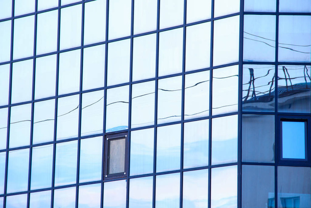 Um edifício de escritórios com janelas de vidro azul
 - Foto, Imagem