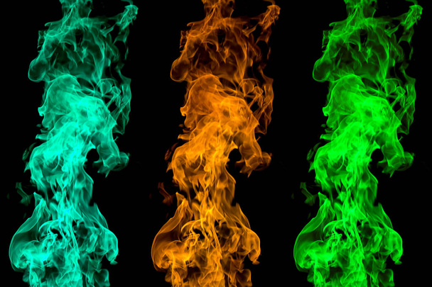 Gekleurd vuur op zwarte achtergrond. Vlaming patronen en abstracte rook. Concept, idee, project. - Foto, afbeelding