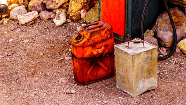 Винтажные канистры, использованные в нескольких старых фильмах, до сих пор выставлены в старом шахтерском городке Эльдорадо в каньоне Эльдорадо в пустыне Невада.
 - Фото, изображение