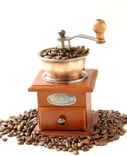 Puinen kahvimylly valkoisella pohjalla
 - Valokuva, kuva