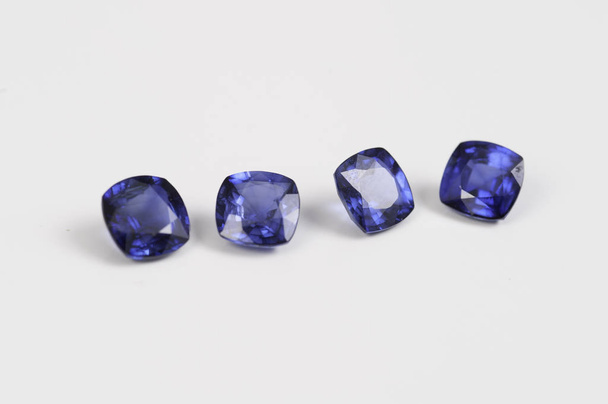 Piedra preciosa de zafiro azul suelta natural
. - Foto, imagen