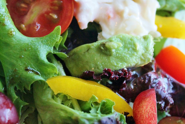 avokado, biber, domates Sağlıklı Taze besleyici ile salata  - Fotoğraf, Görsel