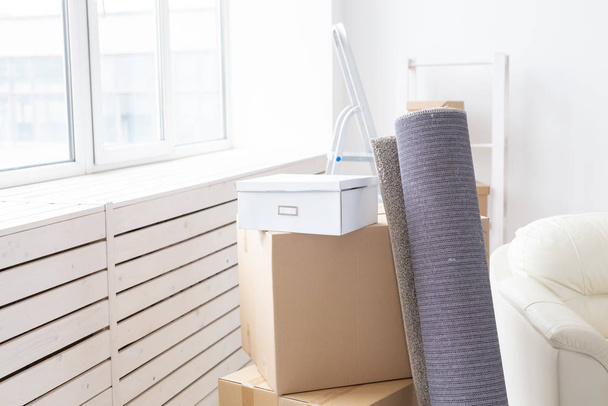 Caixas de papelão e carpete movendo-se para uma nova casa
 - Foto, Imagem