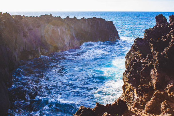 sziklás partvidék a Sao Miguel-sziget nyugati partján, Azori-szigetek, Portugália - Fotó, kép