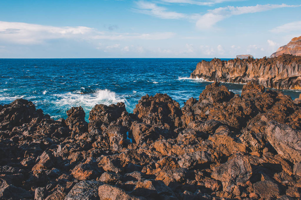 Sao Miguel Adası'nın batı kıyısında kayalık kıyı şeridi, Azores, Portekiz - Fotoğraf, Görsel