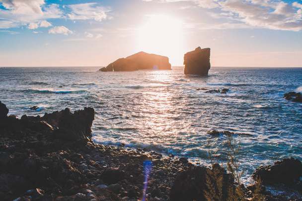 vista da Ponta do Castelo, costa rochosa na costa oeste da Ilha de São Miguel, Açores, Portugal
 - Foto, Imagem