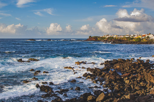 サンミゲル島の西海岸の岩の海岸線, アゾレス諸島, ポルトガル - 写真・画像