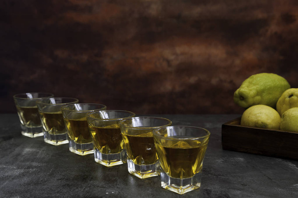 seis tiros de tequila e basquete de limão
 - Foto, Imagem