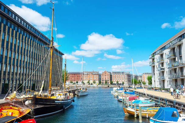 Kauniita katuja ja kaunista arkkitehtuuria ympäri kanaalia jahdeilla ja veneillä. Kööpenhaminassa. Arkkitehtuuri
. - Valokuva, kuva