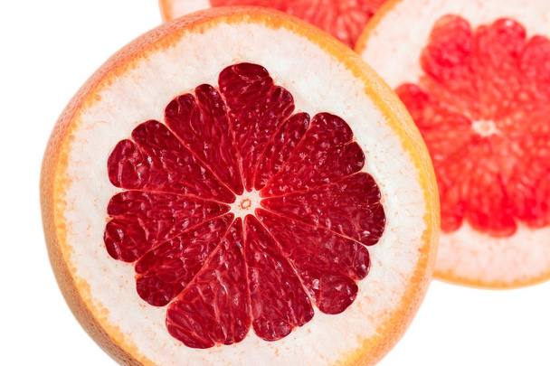 eine Scheibe rosa Grapefruit auf weißem Hintergrund - Foto, Bild