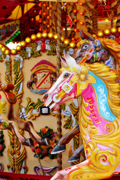 Giostra d'epoca allegro-go-round cavalli dipinti
 - Foto, immagini