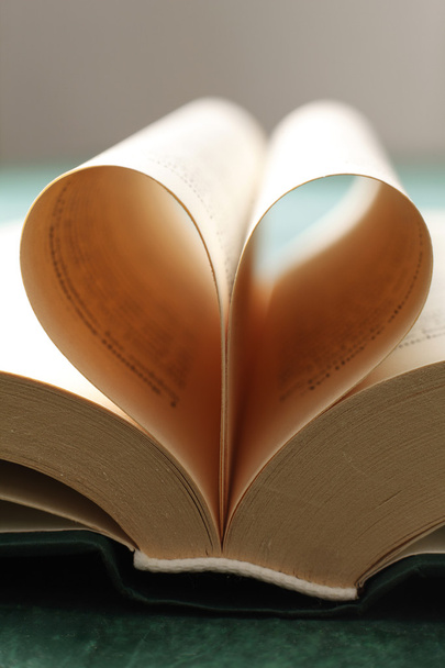 book pages forming heart - Φωτογραφία, εικόνα