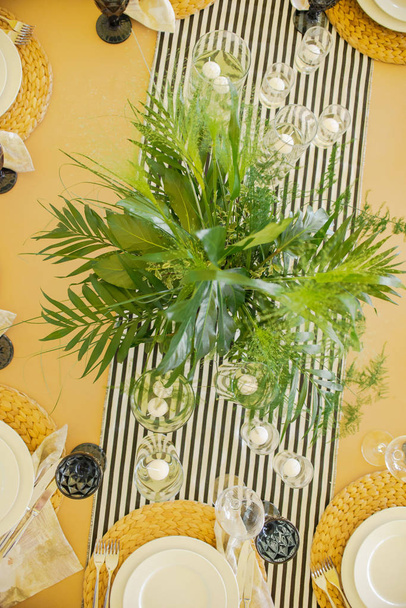 ガラスのローソク足で飾られた美しいエレガントな結婚式のテーブル - 写真・画像