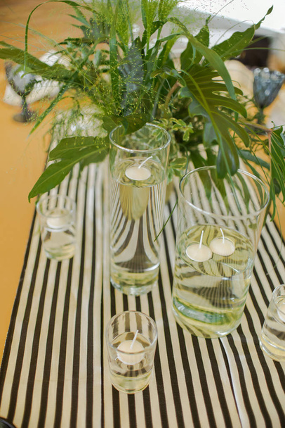красивий елегантний весільний стіл, прикрашений скляною свічкою
 - Фото, зображення