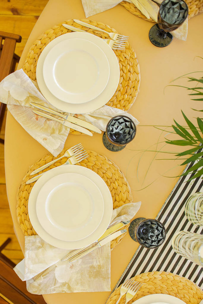 hermosa mesa de boda elegante decorada con candelabro de cristal
 - Foto, Imagen