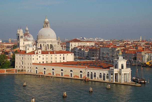 Βενετία, Ιταλία: Βασιλική της Σάντα Μαρία Ντέλλα Χαιρετίστε και Punta de Dogana - Φωτογραφία, εικόνα