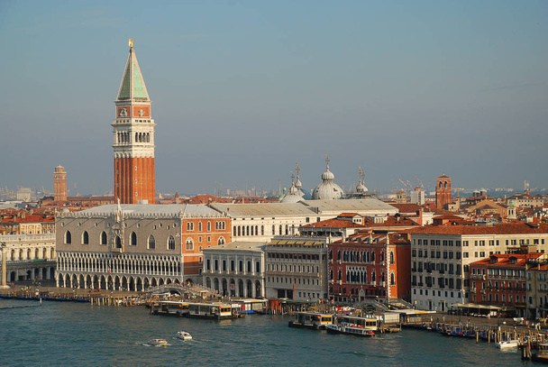 Venetië: luchtfoto van Campanile en Ducale of Doge paleis.  - Foto, afbeelding